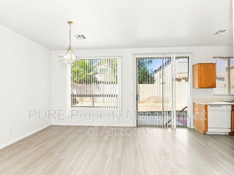 Avondale House: 11380 W Mohave St