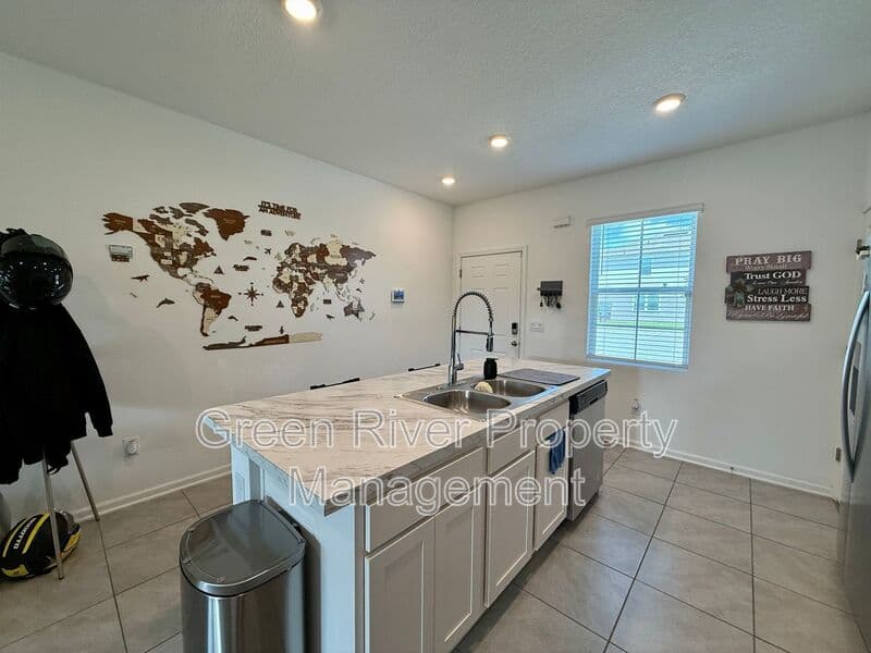 Jacksonville House: 4922 Earthshine Road