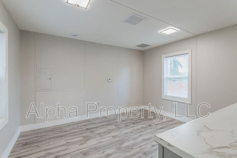 Greenville House: 267 W Pine Lake Cir