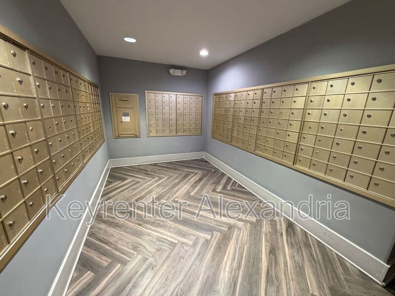 Alexandria House: 5300 Holmes Run Parkway