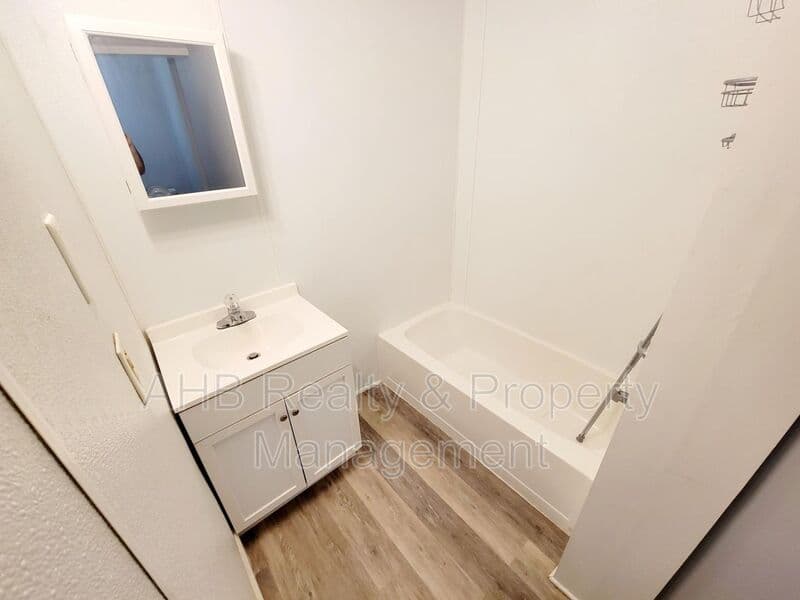 Burlington House: 821 Grace Avenue