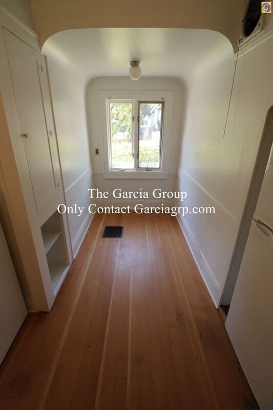 Portland House: 6132 S Corbett Ave