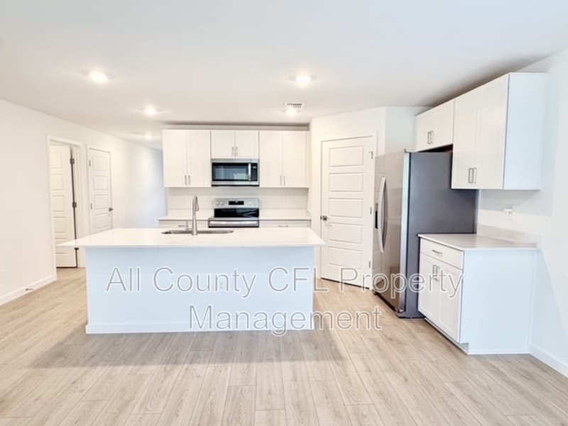 Lady Lake House: 219 Skyfield Court
