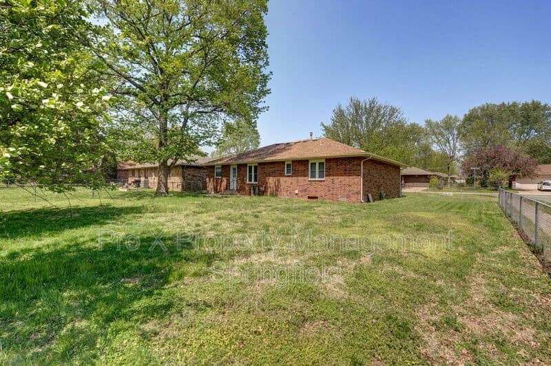 Springfield House: 1022 W McGee St