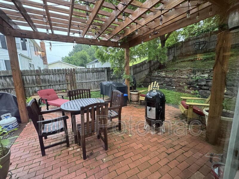 Bowie House: 12618 Kavanaugh Ln