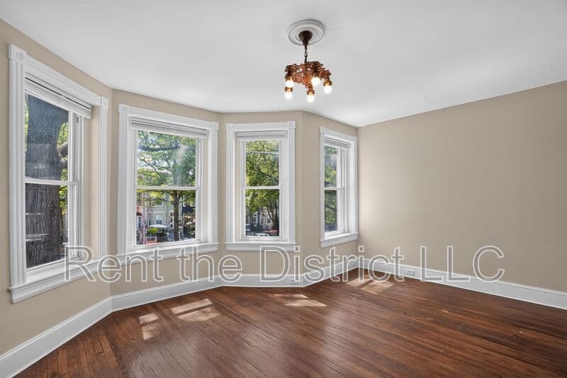 Washington Townhome: 37 Rhode Island Avenue NW