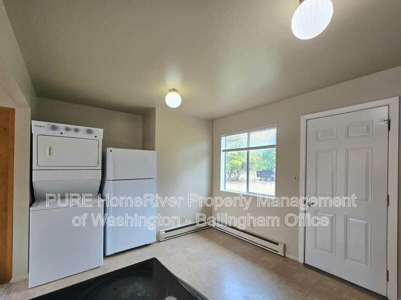 Ferndale House: 5084-5086 LaBounty Drive