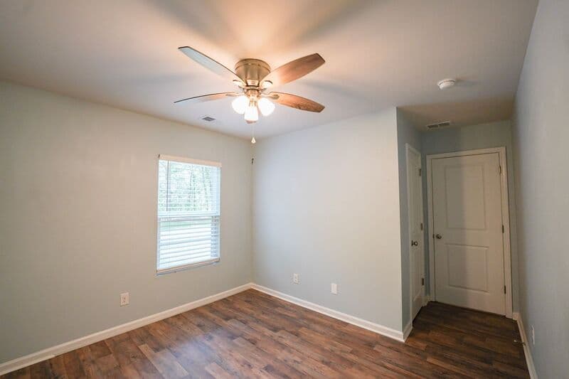 Midway House: 44 Sunrise Cir