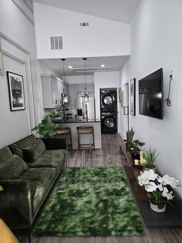 Union City House: 6305 Shannon Parkway South