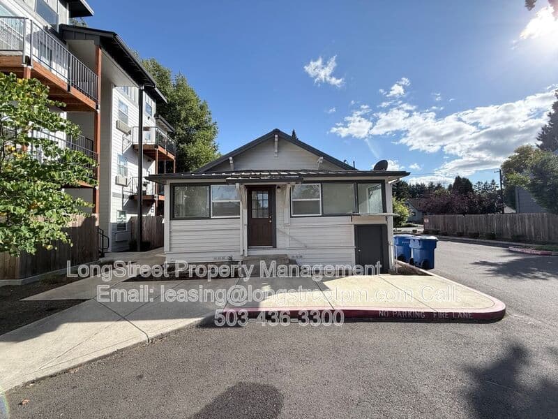 Keizer House: 431 Chemawa Rd N