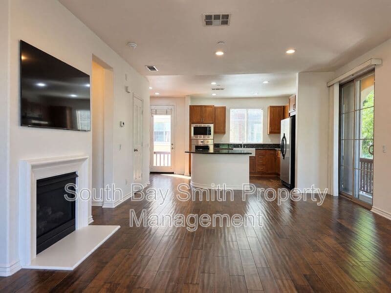 Redondo Beach Townhome: 84 Palos Verdes Blvd
