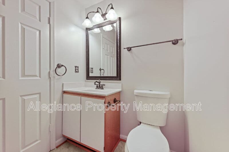 Woodbridge House: 13621 Garfield Place