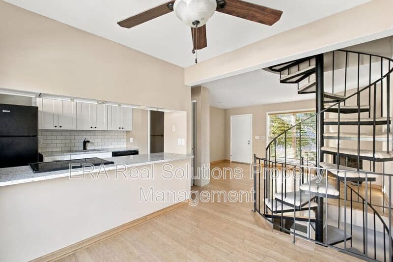 Cincinnati House: 2436 Grandview Ave.