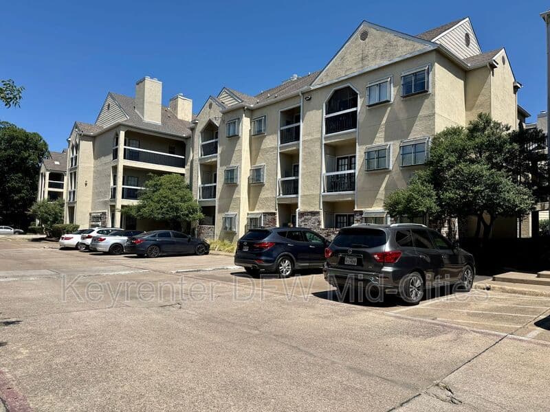 Dallas House: 4800 W Lovers Lane