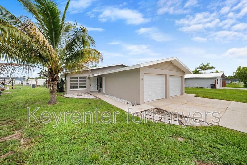 Fort Myers House: 11370 SUMMERWINDS CT