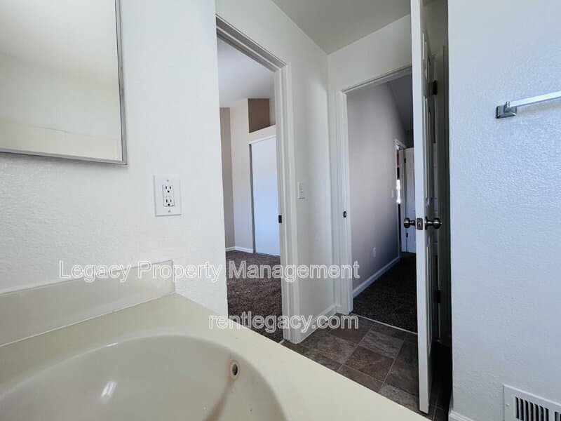 Suisun City House: 232 Redstone Cir