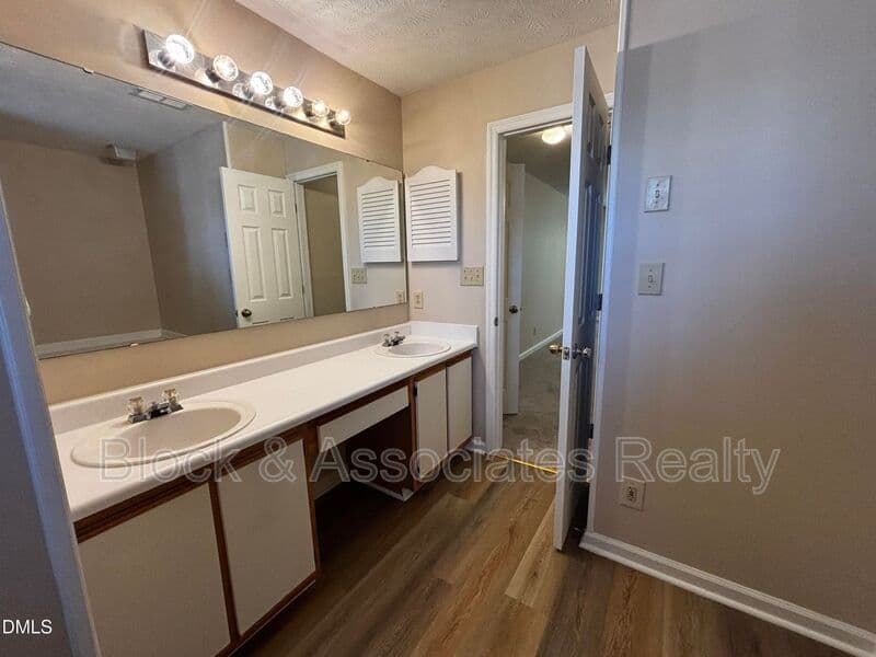 Fayetteville House: 259-7 Waterdown Drive