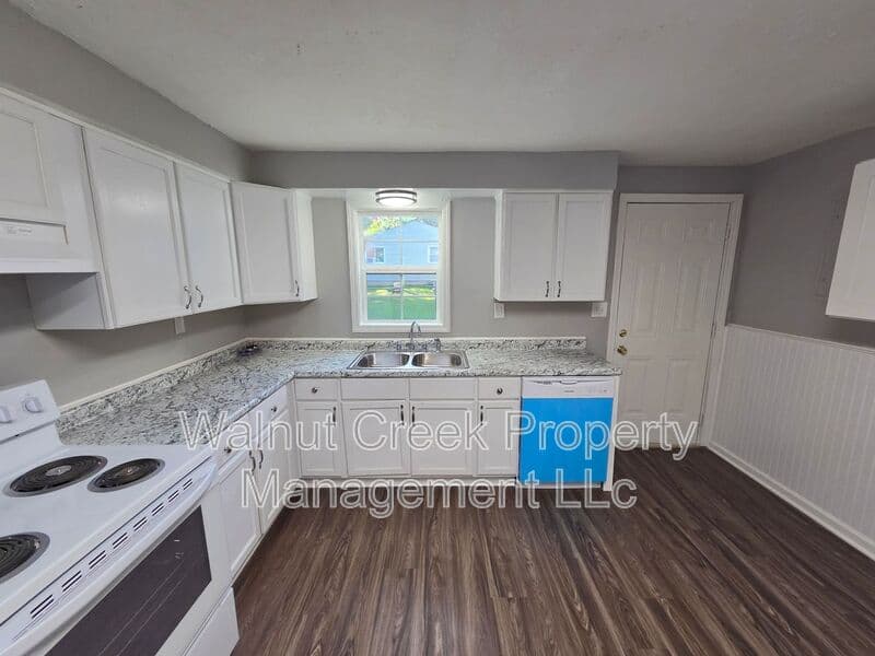 Elyria Condo: 41547 Elmwood St