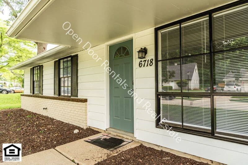 Fort Wayne House: 6718 Raintree Road
