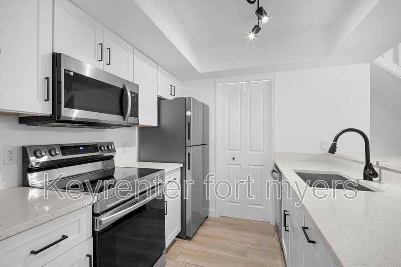 Fort Myers House: 6213 Timberwood Cir