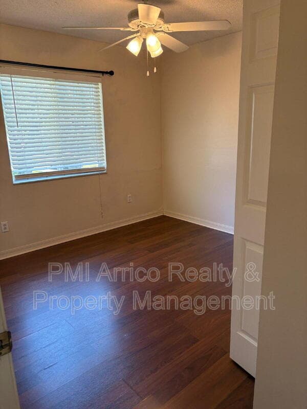 Tampa Townhome: 7430 E Bank Dr