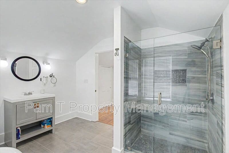 Savannah House: 1118 E Duffy St