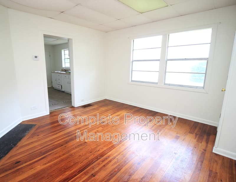 Adamsville House: 126 Front Street
