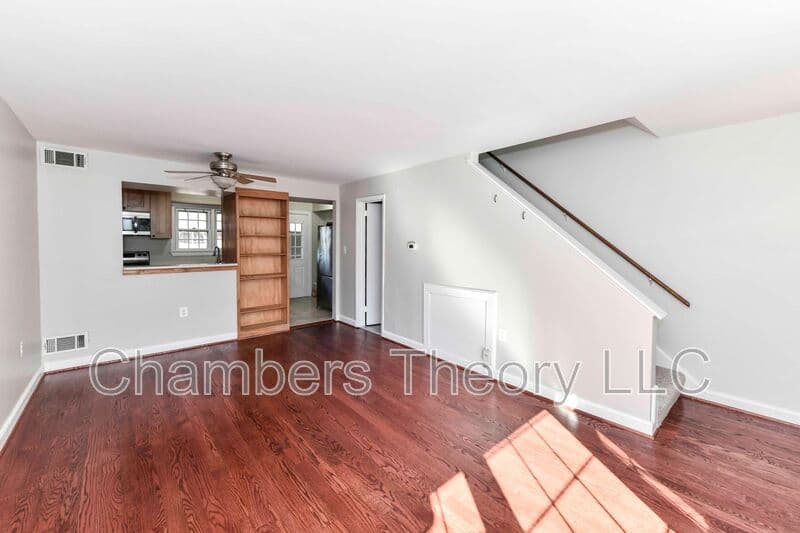 Falls Church Condo: 445 Hampton Ct