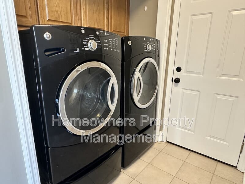 Fayetteville House: 6521 Ryefield Dr