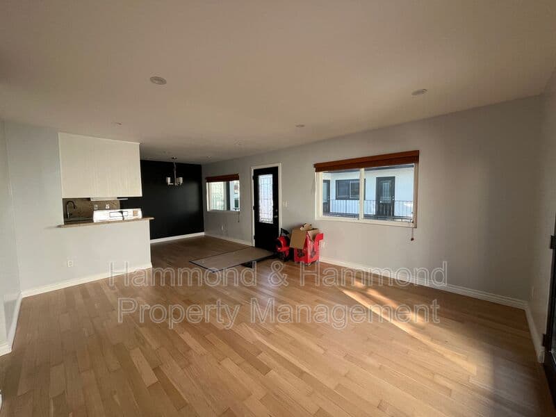 Van Nuys Condo: 5722 Woodman Ave.