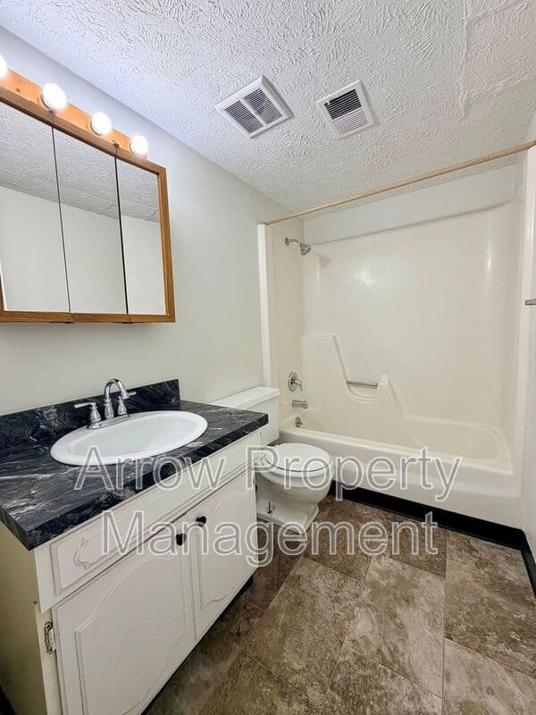 Lincoln Condo: 2338 Lynn Street-10