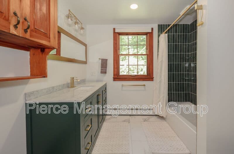 Henniker House: 32 Morse Circle