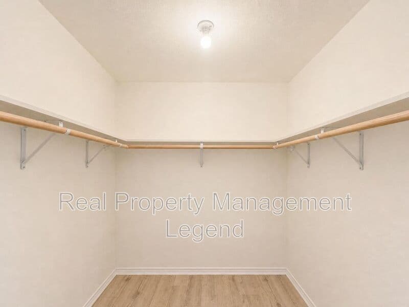 Benbrook House: 70 Legend Road