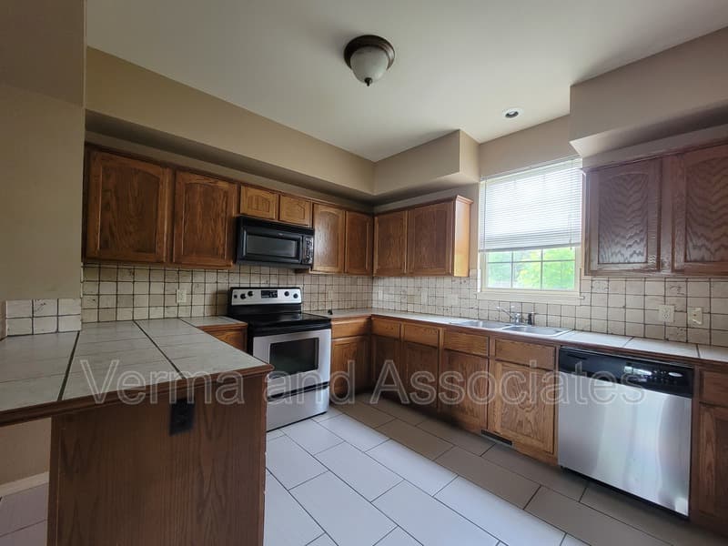 Centerton Townhome: 192 Fair St