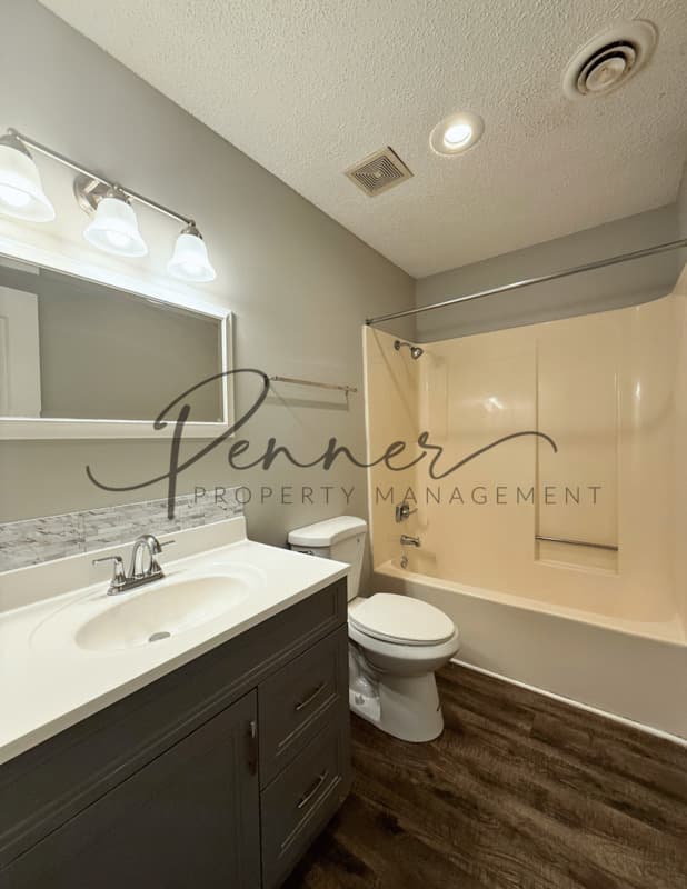LEES SUMMIT House: 711-C NE BARNES DR