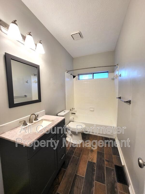 Lithonia House: 694 Shore View