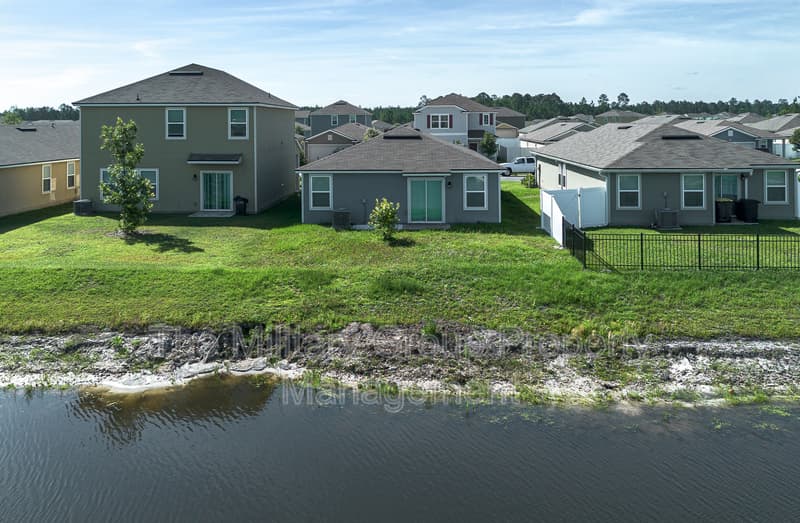 Jacksonville House: 15729 Equine Gait Dr