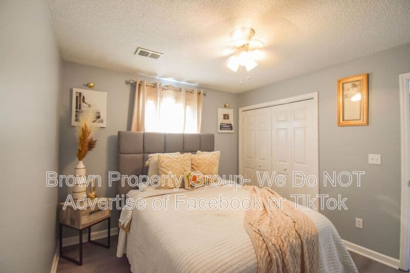 Fayetteville House: 5598 Windy Knoll Pl