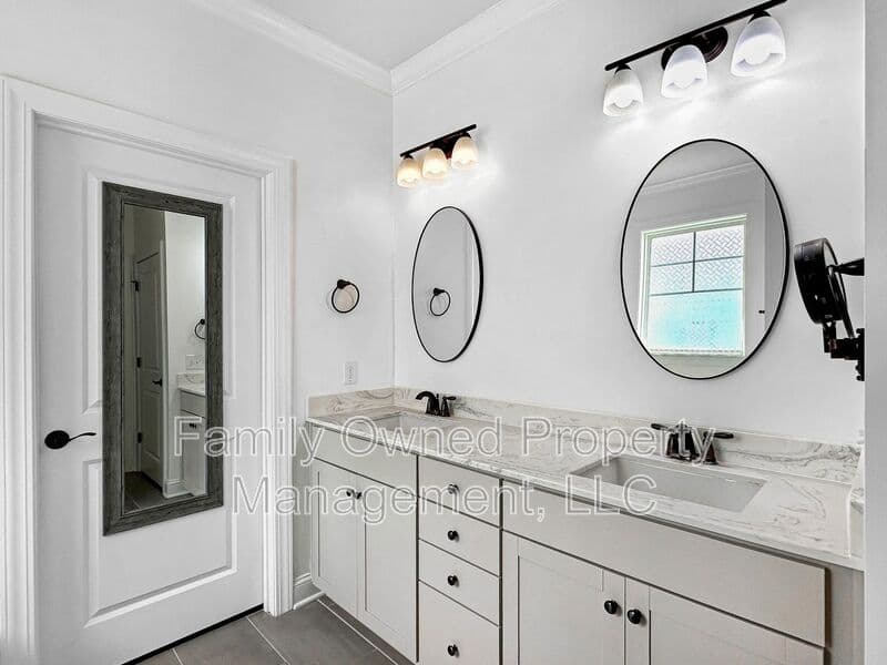 Summerville House: 128 Whaler Ave
