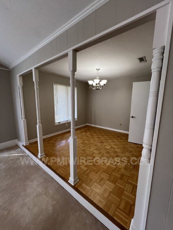 Ozark House: 180 Kings Ct