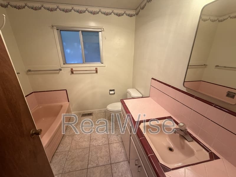 Grants Pass House: 7665 Rogue River Hwy