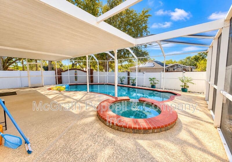 VALRICO House: 516 CAPE COD CIR