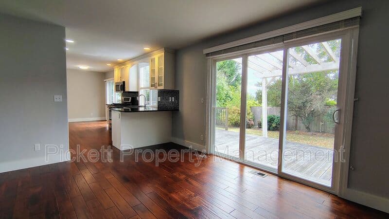Poulsbo House: 2037 NE Gustaf St