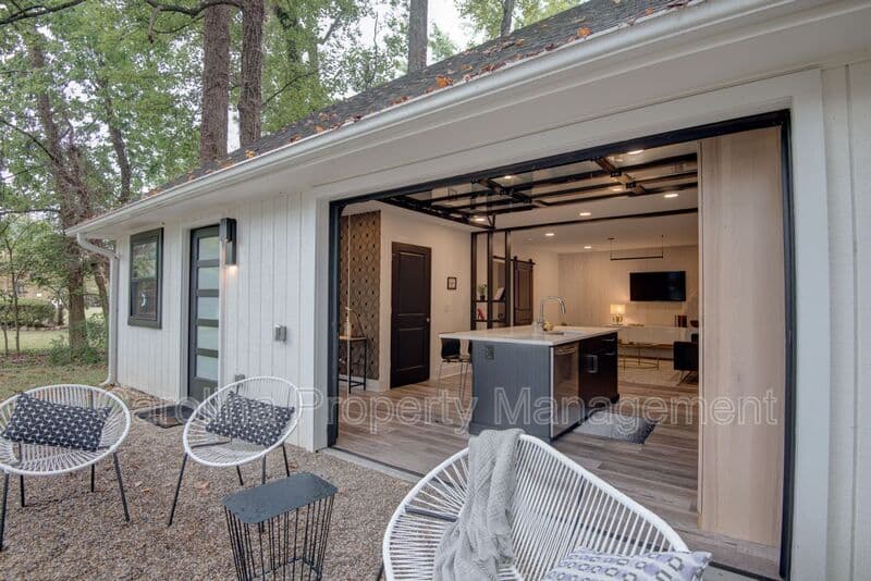 Charlotte House: 3945 Rockfern Rd