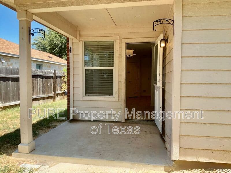 Leander House: 789 Kingfisher Ln