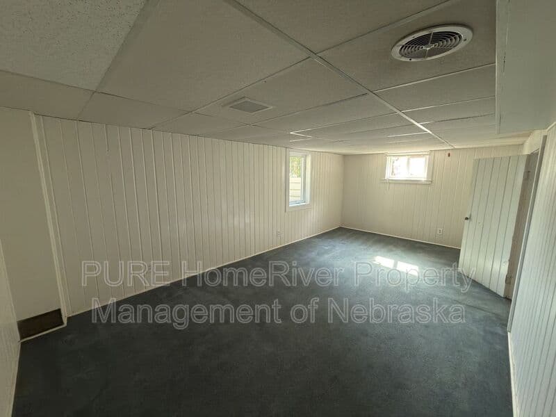 Omaha House: 1302 S 51st Ave