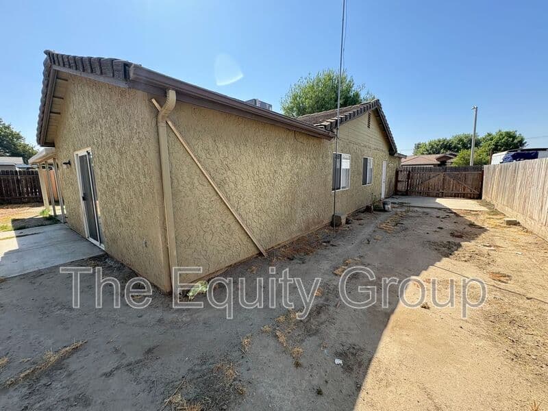 Visalia House: 2324 West Delta Ave