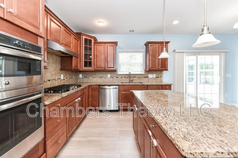 Ashburn House: 21026 Potomac Trail Cir