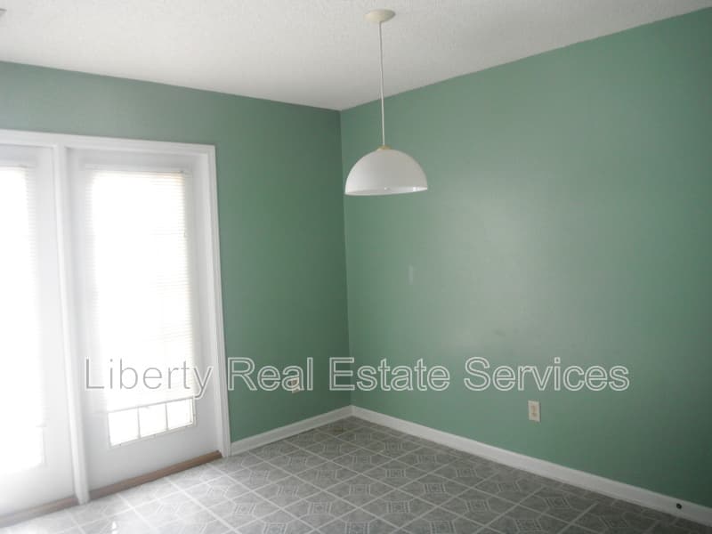 Hinesville House: 1100 Pineland Ave