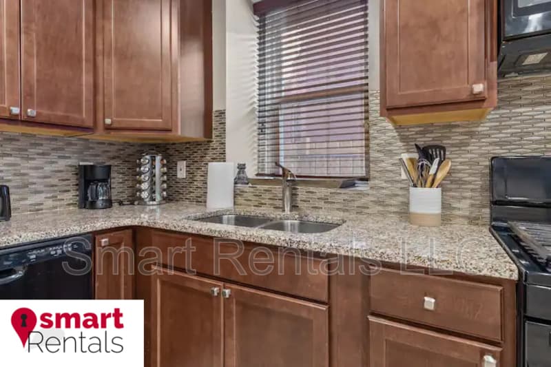 St. Louis Condo: 3640 Shaw Blvd - BW